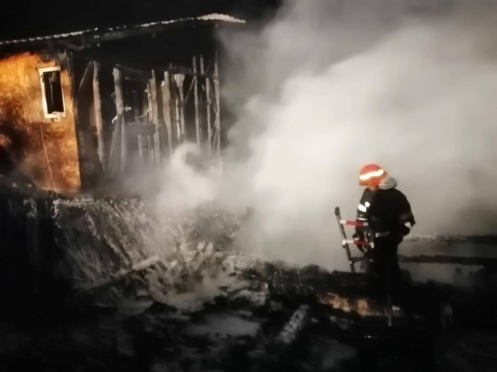 Două locuinţe din Blejoi s-au făcut scrum, azi noapte (imagini) Două locuinţe din Blejoi s-au făcut scrum, azi noapte (imagini)