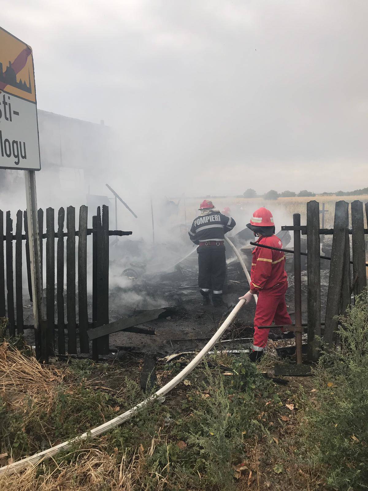 A ars service-ul auto de la intrarea în Albeşti-Paleologu (imagini) A ars service-ul auto de la intrarea în Albeşti-Paleologu (imagini)