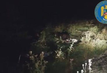 Aseară, jandarmii au alungat cu spray-ul urşii din campingul de pe Valea Cerbului