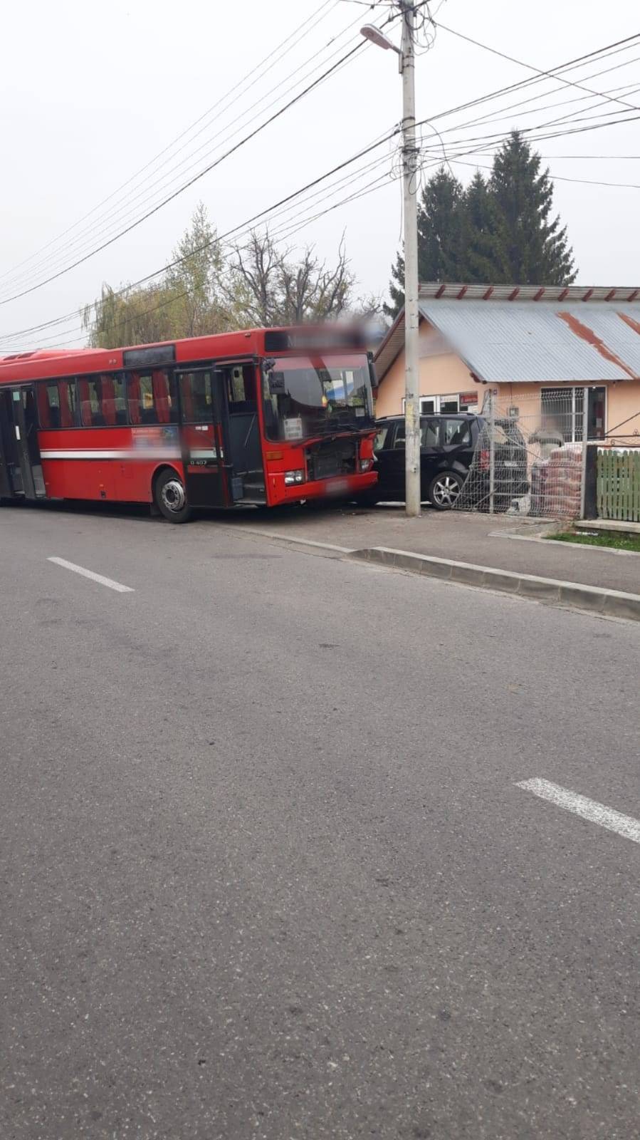Mamă şi copil, accidentaţi pe trotuar de un autobuz scăpat de sub control Mamă şi copil, accidentaţi pe trotuar de un autobuz scăpat de sub control