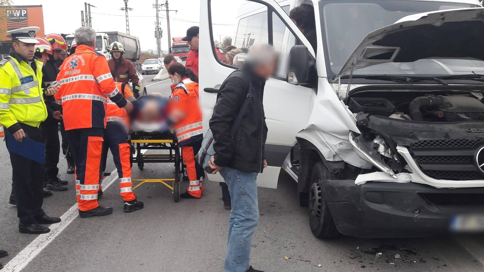 Un microbuz şi un taxi, implicate într-un accident grav Un microbuz şi un taxi, implicate într-un accident grav