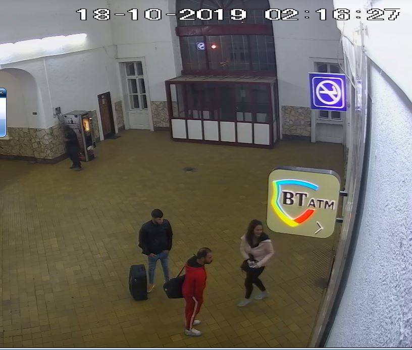 Dacă îi vedeţi, anunţaţi poliţia! UPDATE. Minora a fost găsită împreună cu doi bărbaţi Dacă îi vedeţi, anunţaţi poliţia! UPDATE. Minora a fost găsită împreună cu doi bărbaţi