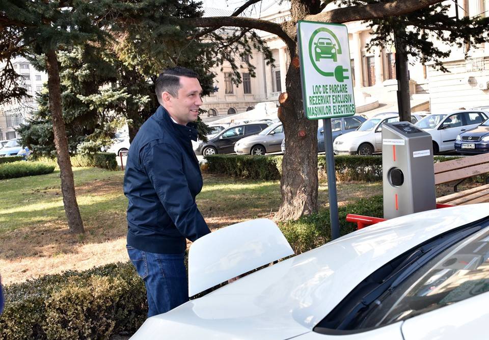Stație de încărcare gratuită pentru vehicule electrice, pusă la dispoziţia ploieştenilor la Consiliul Judeţean Stație de încărcare gratuită pentru vehicule electrice, pusă la dispoziţia ploieştenilor la Consiliul Judeţean
