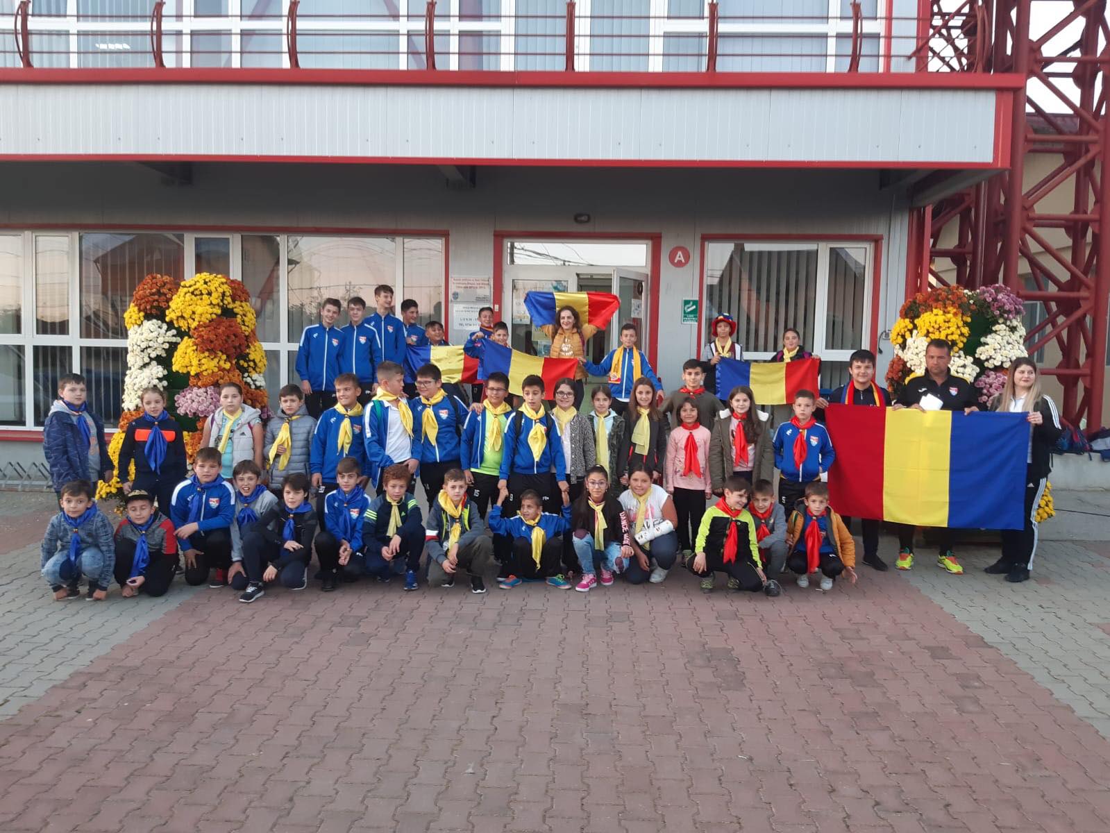 Copiii fotbaliști din Blejoi, ca și alții din Ploiești și Prahova, sunt acum la “Arena Națională”. Puștii și însoțitorii lor profită de permisiunea UEFA de a fi prezenți la un meci ce trebuia disputat cu porțile închise!