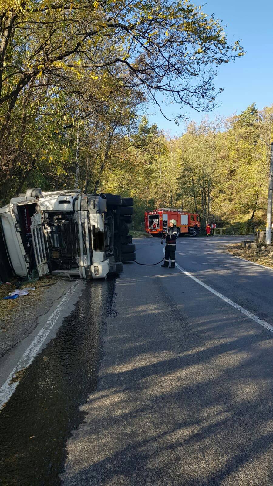 TIR răsturnat la ieşirea din Cheia TIR răsturnat la ieşirea din Cheia