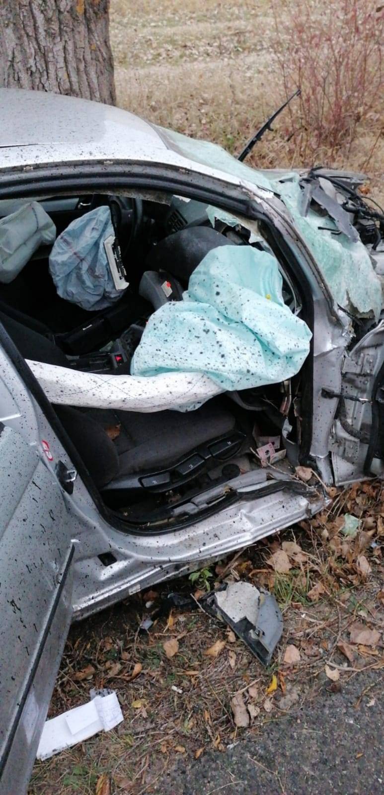 Autoturism făcut praf într-un pom, la Brazi Autoturism făcut praf într-un pom, la Brazi