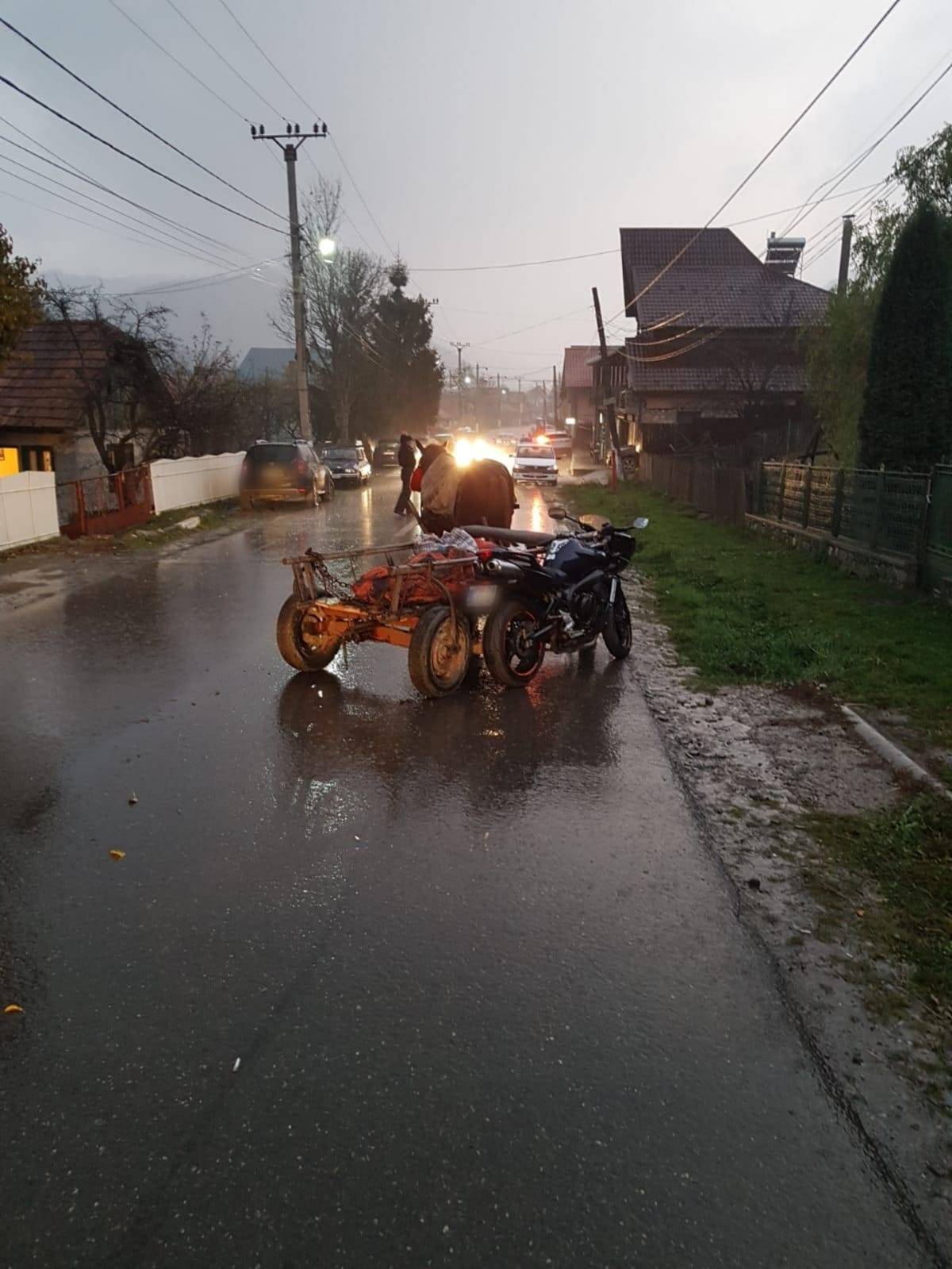 Accident neobişnuit la Valea Doftanei: căruţă cu motocicletă Accident neobişnuit la Valea Doftanei: căruţă cu motocicletă
