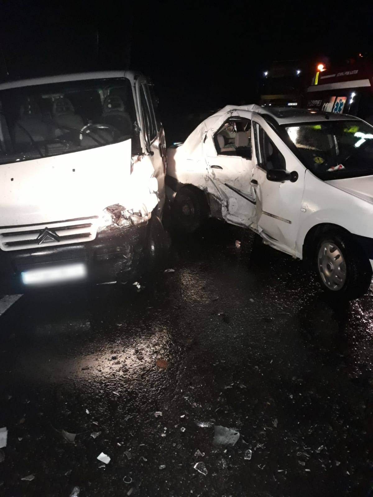 Măneciu, DN1A: Accident de vreme rea cu descarcerare şi 4 răniţi la spital Măneciu, DN1A: Accident de vreme rea cu descarcerare şi 4 răniţi la spital