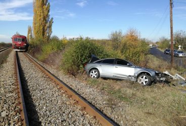 Autoturism pulverizat de tren la trecerea la nivel cu calea ferată, la Drăgăneşti