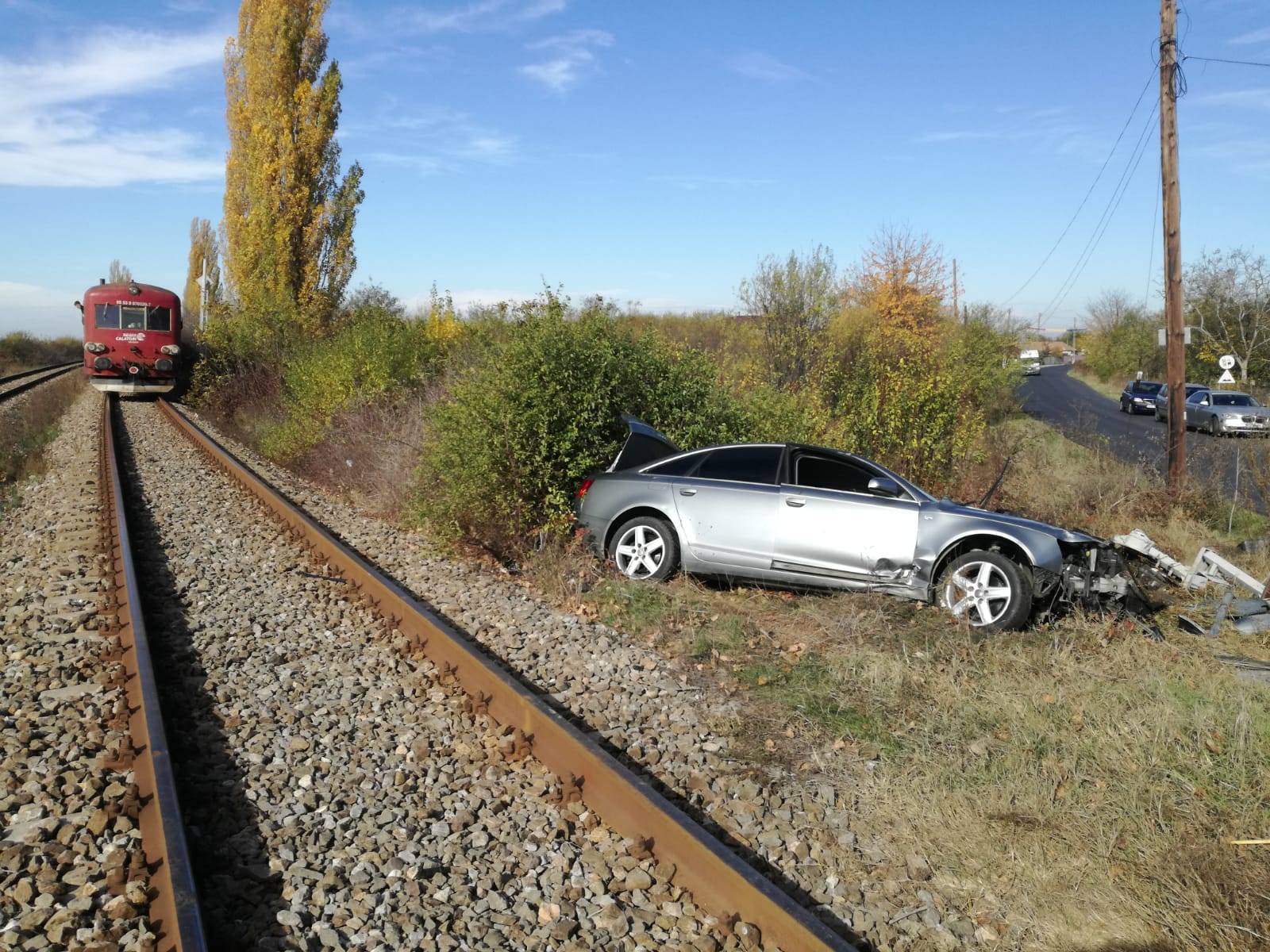 Autoturism pulverizat de tren la trecerea la nivel cu calea ferată, la Drăgăneşti Autoturism pulverizat de tren la trecerea la nivel cu calea ferată, la Drăgăneşti