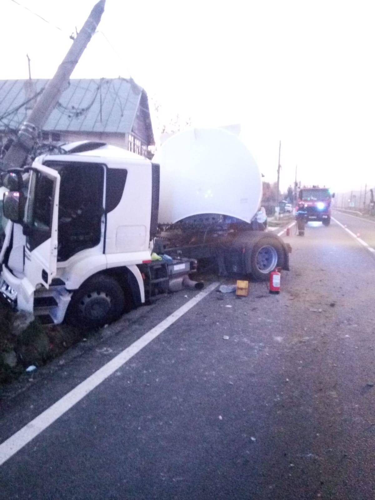 Accident: Cisternă plină cu carburant era să provoace “apcalipsa” la Comarnic Accident: Cisternă plină cu carburant era să provoace “apcalipsa” la Comarnic