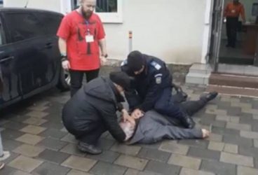 Jandarm erou a resuscitat un alegător căzut la intrarea într-o secţie de votare din Băicoi