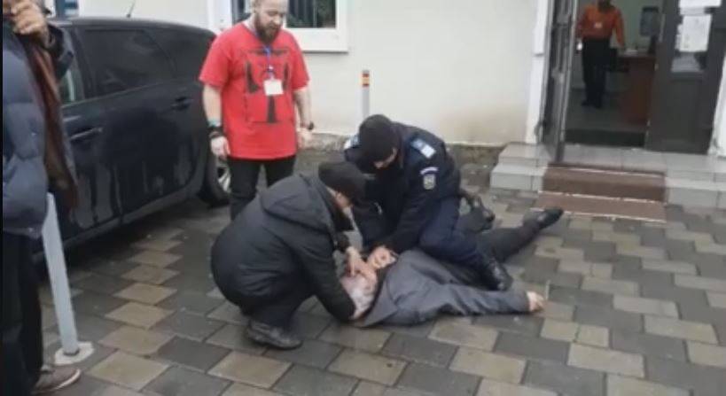 Jandarm erou a resuscitat un alegător căzut la intrarea într-o secţie de votare din Băicoi Jandarm erou a resuscitat un alegător căzut la intrarea într-o secţie de votare din Băicoi