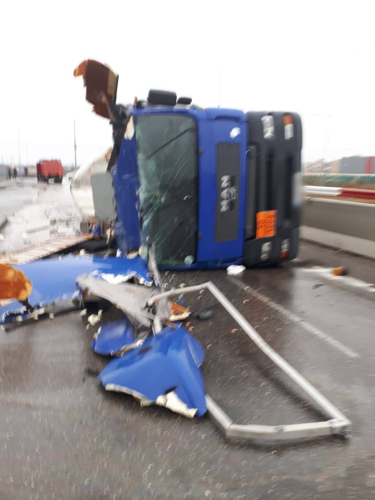 Accident rutier cu autocisternă răsturnată, în incinta Parcului Industrial Ploieşti Accident rutier cu autocisternă răsturnată, în incinta Parcului Industrial Ploieşti