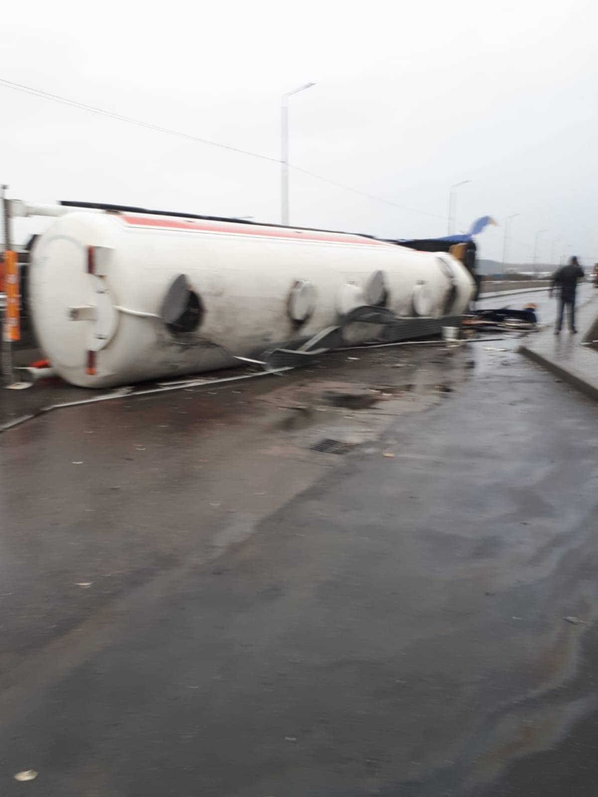 UPDATE. În jurul cisternei răsturnate a fost iziolată suprafaţa de 2000 mp UPDATE. În jurul cisternei răsturnate a fost iziolată suprafaţa de 2000 mp