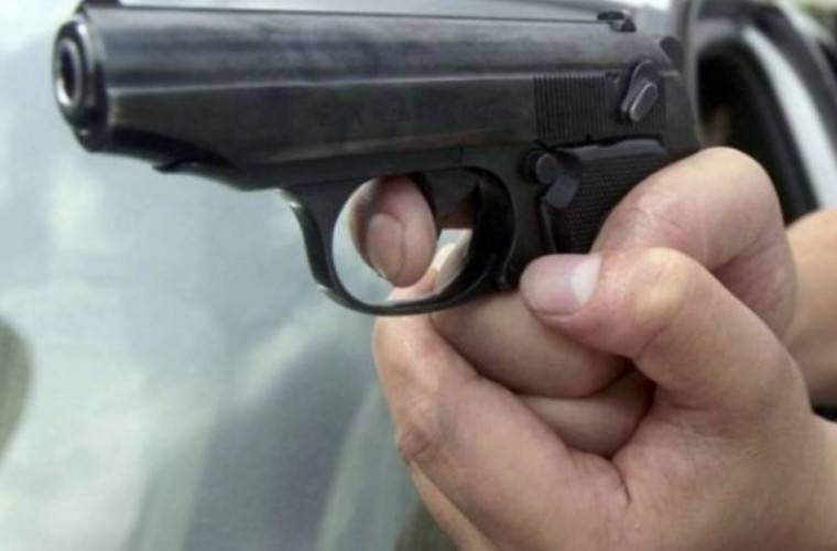 Atac la secţia de votare Drăgăneasa: Poliţist a împuşcat un bărbat dintr-o gaşcă de invdivizi beţi violenţi Atac la secţia de votare Drăgăneasa: Poliţist a împuşcat un bărbat dintr-o gaşcă de invdivizi beţi violenţi