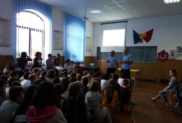 Elevii din Găgeni (comuna Păuleşti), acţiuni extraşcolare pro cultură şi contra violenţă