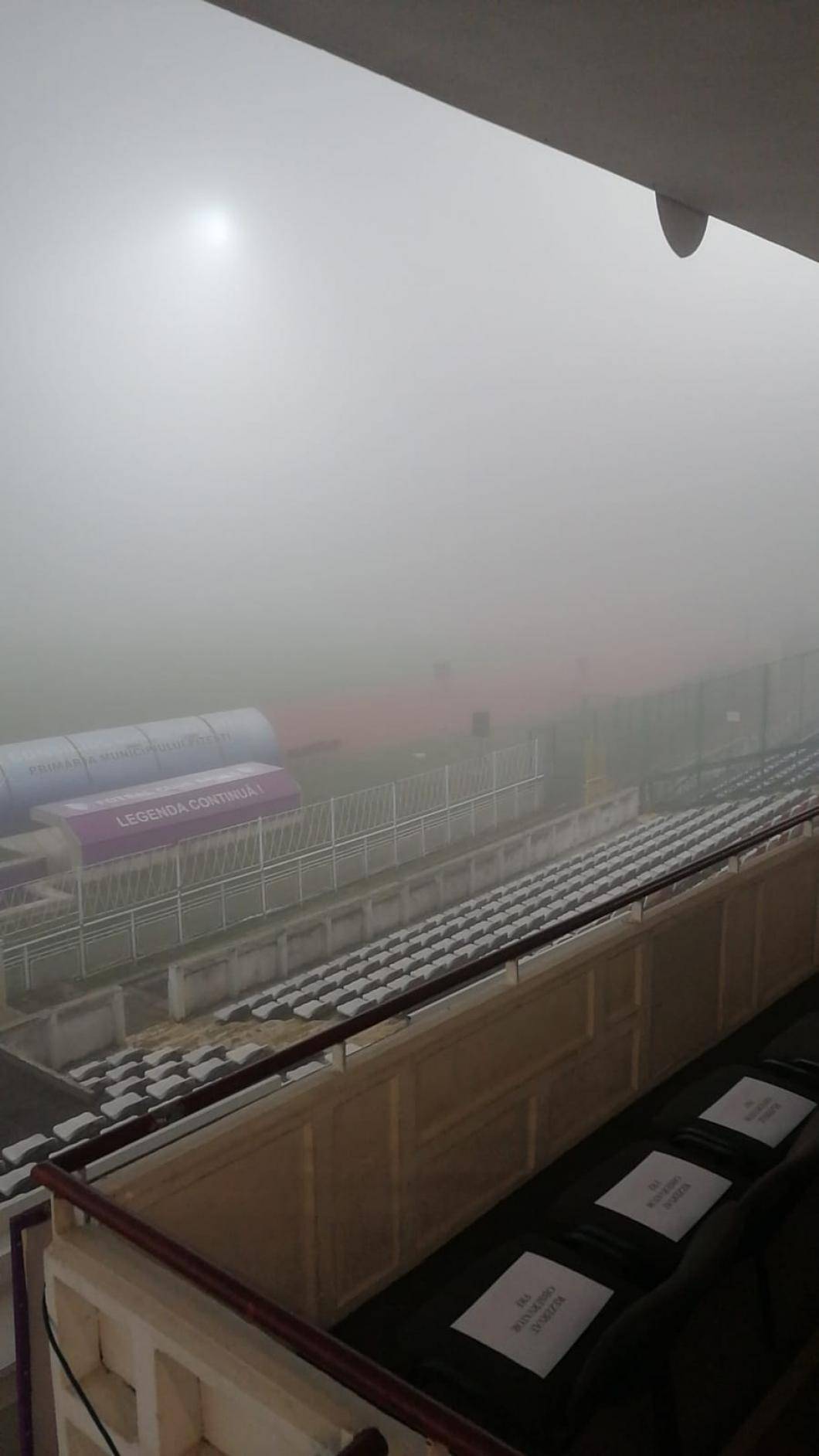 Derbiul etapei a XVIII-a din campionatul Ligii a II-a de fotbal, dintre Campionii FC Argeș și FC Petrolul Ploiești, a fost decalat pentru duminică, la prânz, din cauza ceții dese de la Pitești!