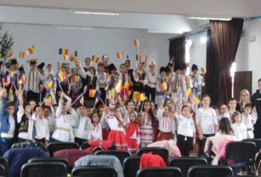 Elevii din Bărcăneşti au vestit Ziua Naţională cu candoare, drăgălăşenie şi patriotism