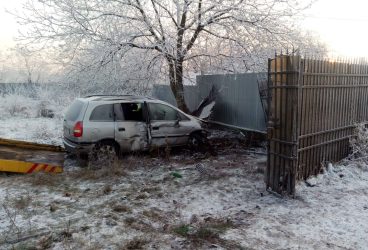 Autoturism cu 7 pasageri, proiectat într-un gard la Moara Nouă