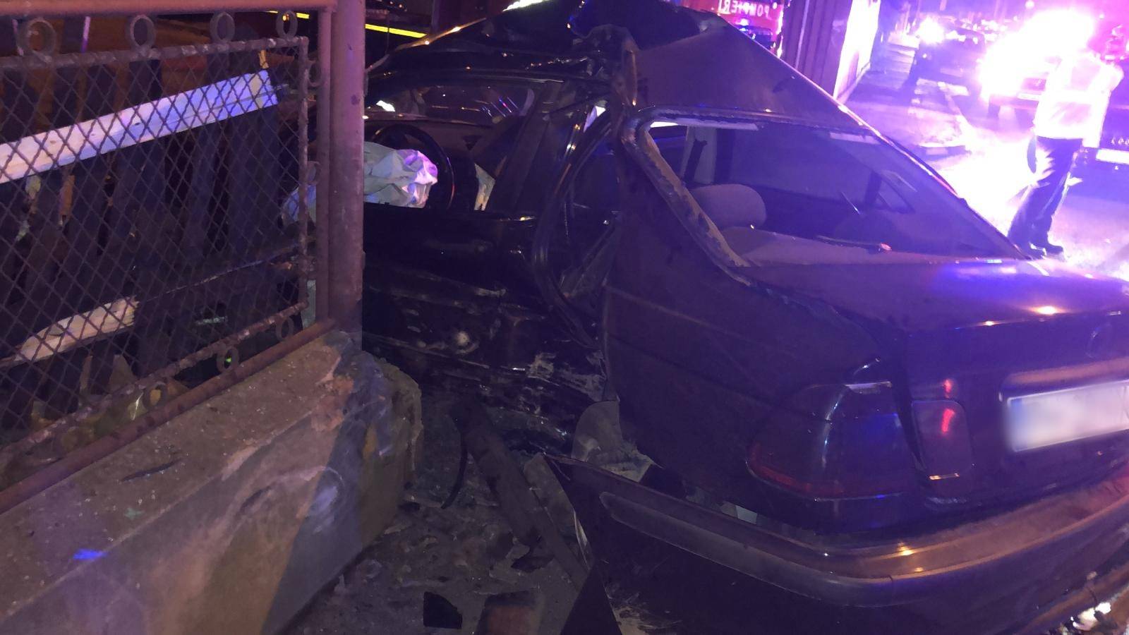 Accident rutier la miezul nopţii cu şofer inconştient încarcerat, la Ploieşti Accident rutier la miezul nopţii cu şofer inconştient încarcerat, la Ploieşti