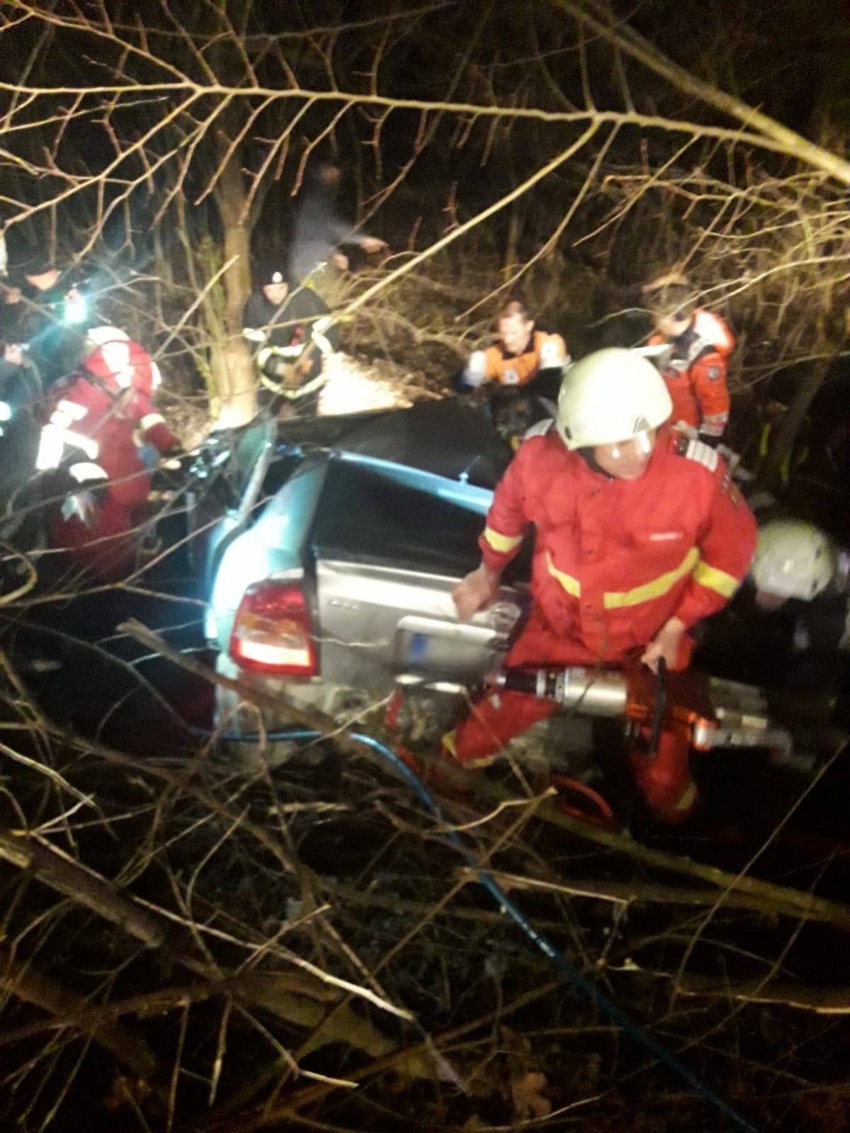 Doi bărbaţi foarte tineri s-au făcut praf cu maşina într-un copac la Tinosu Doi bărbaţi foarte tineri s-au făcut praf cu maşina într-un copac la Tinosu