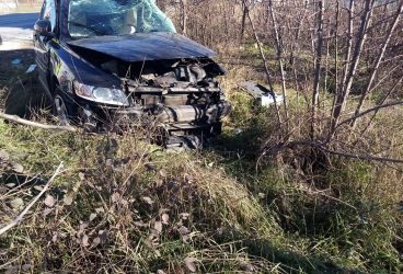 Şofer neatent şi-a băgat autoturismul într-un TIR, pe DN72