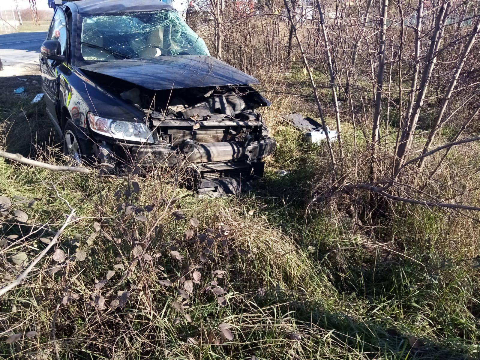 Şofer neatent şi-a băgat autoturismul într-un TIR, pe DN72 Şofer neatent şi-a băgat autoturismul într-un TIR, pe DN72