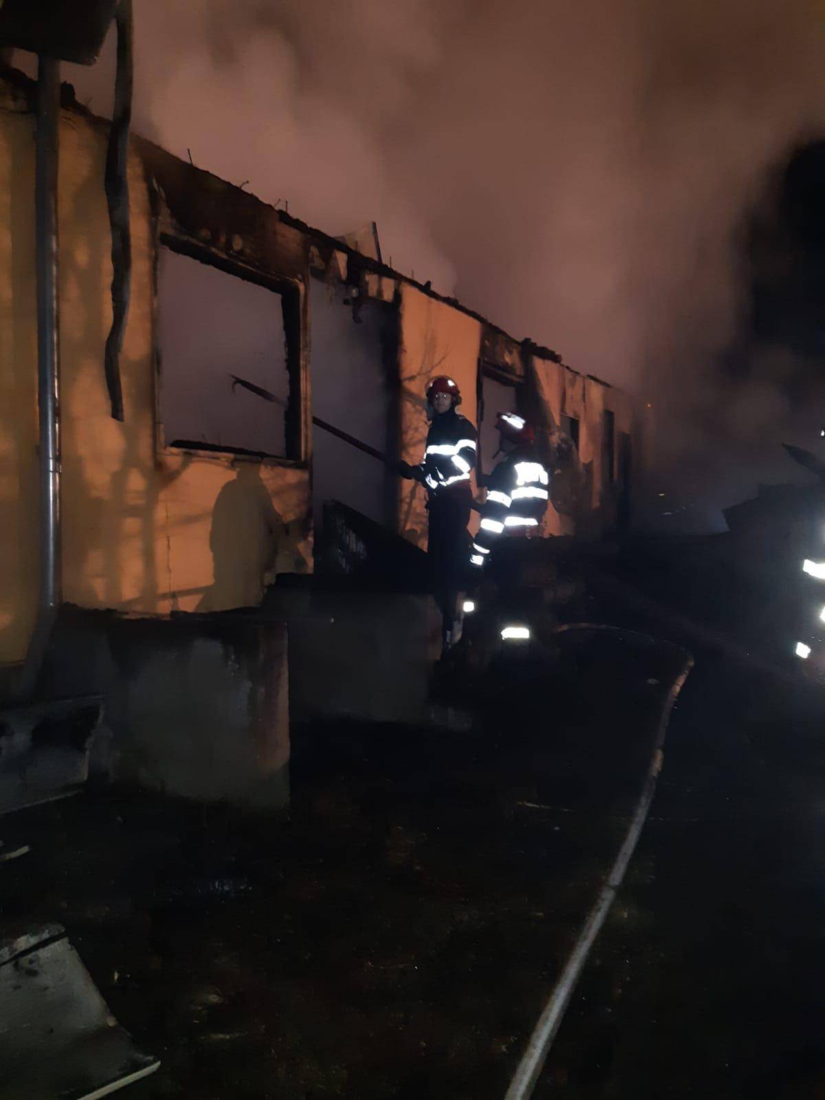 Sărbători cu casa în flăcări, pentru o familie din Cosminele Sărbători cu casa în flăcări, pentru o familie din Cosminele