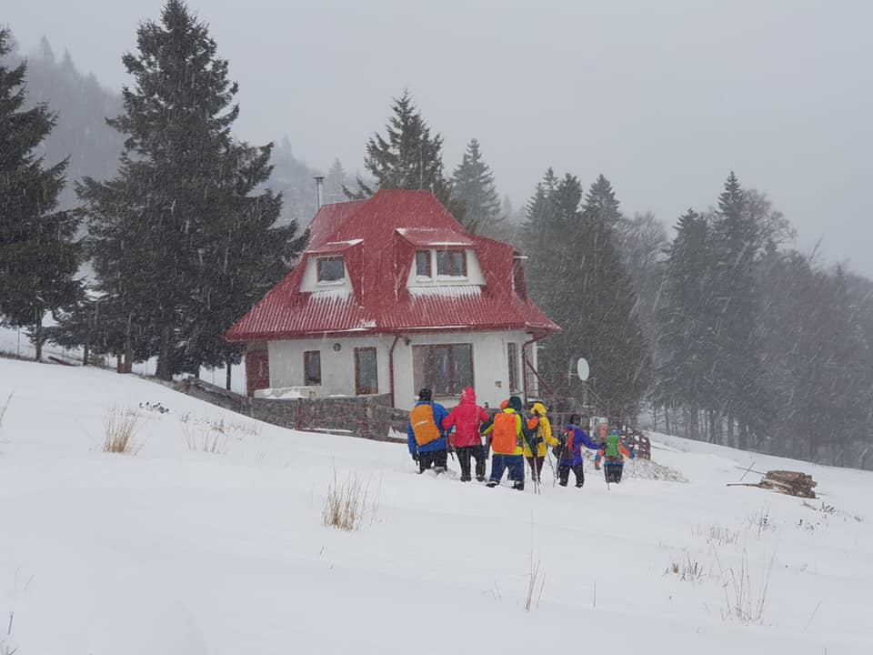 7 turişti din Bacău erau să dea de naiba în drum spre Cabana Ciucaş 7 turişti din Bacău erau să dea de naiba în drum spre Cabana Ciucaş