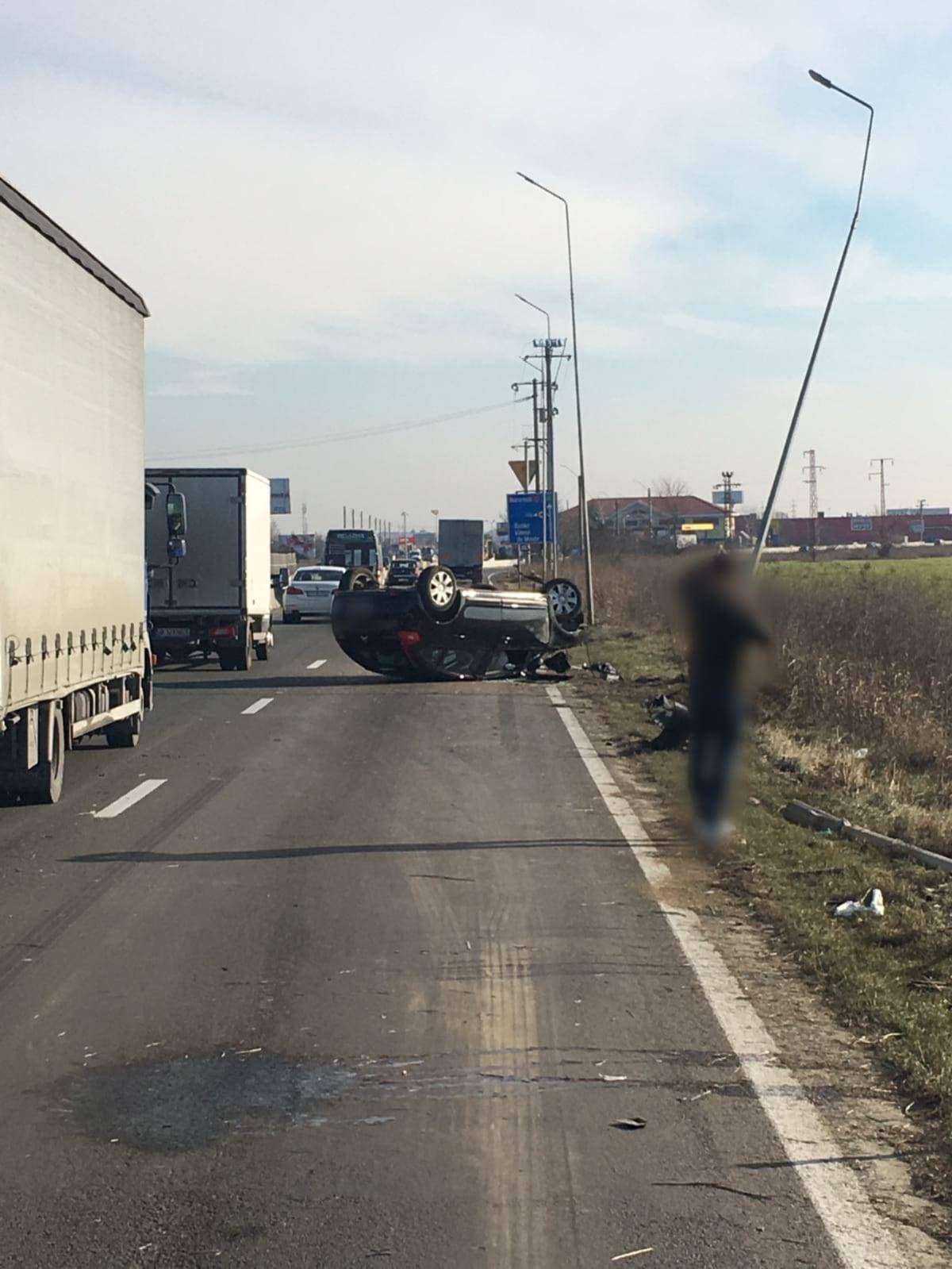 Autoturism răsturnat pe DN1, zona Metro Autoturism răsturnat pe DN1, zona Metro