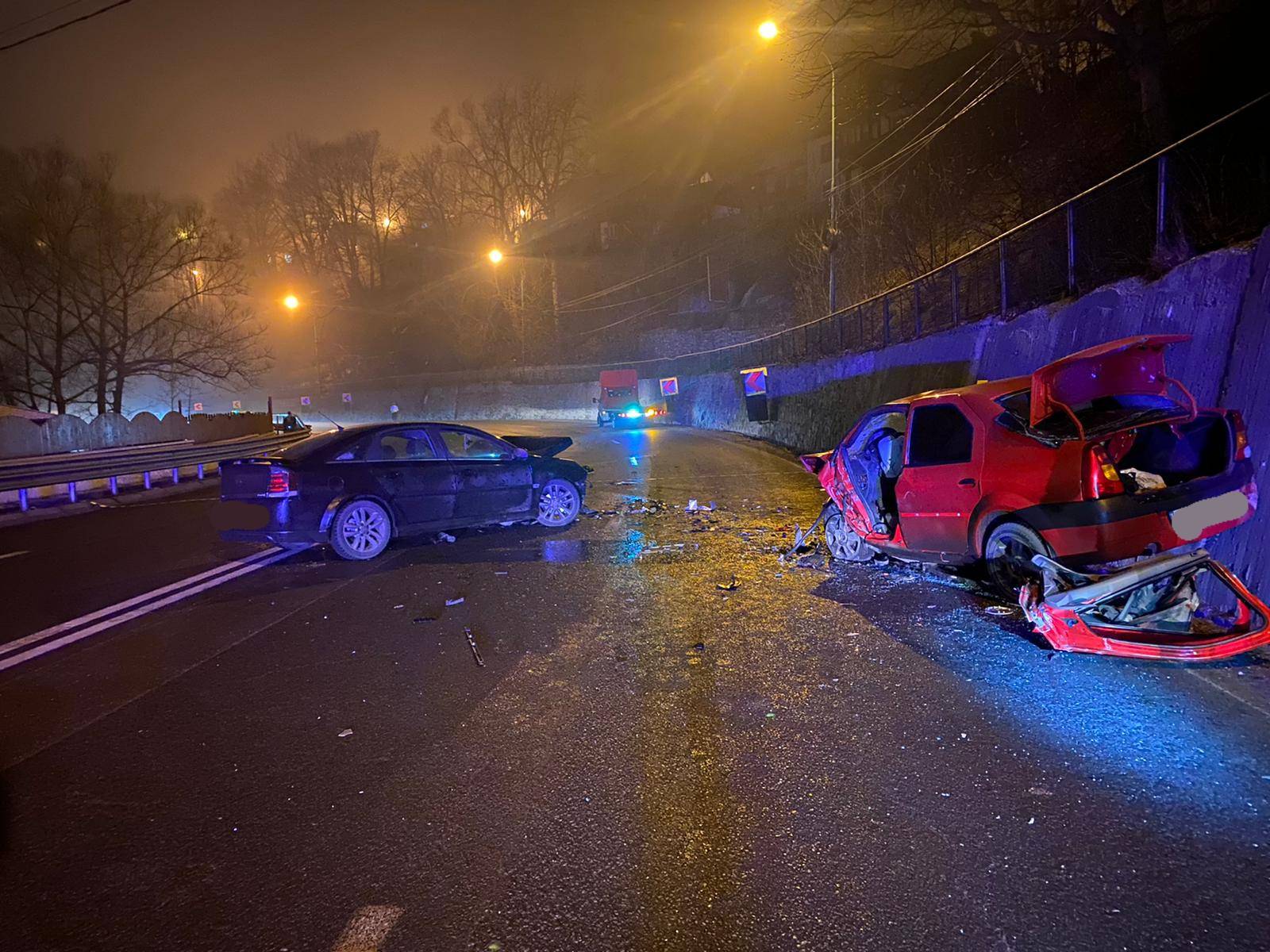 Accident la Sinaia, cu două maşini pulverizate, în miez de noapte Accident la Sinaia, cu două maşini pulverizate, în miez de noapte