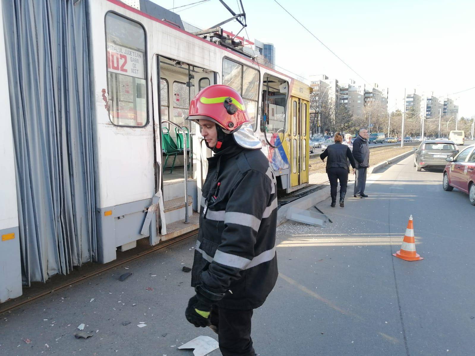Accident în Ploieşti: Tramvai cu călători, lovit de o autobasculantă Accident în Ploieşti: Tramvai cu călători, lovit de o autobasculantă