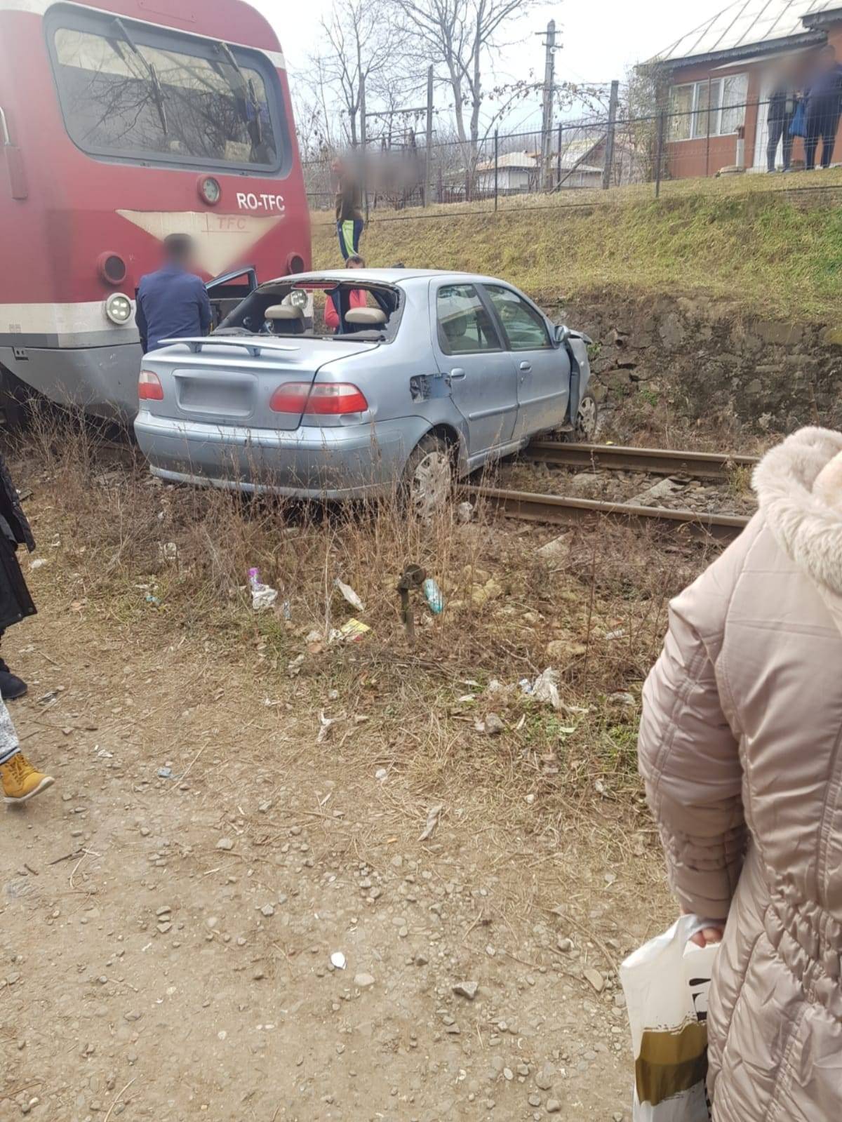 Măneciu: Tânără novice în conducere a scăpat maşina în faţa trenului Măneciu: Tânără novice în conducere a scăpat maşina în faţa trenului