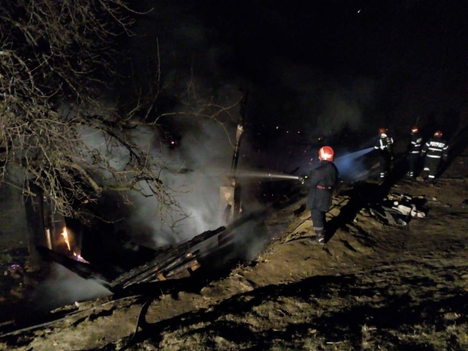 4 ore de luptă cu flăcările, la Şotrile 4 ore de luptă cu flăcările, la Şotrile