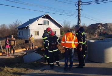 Muncitor a scăpat cu viaţă prins sub un mal de pământ la Dumbrăveşti