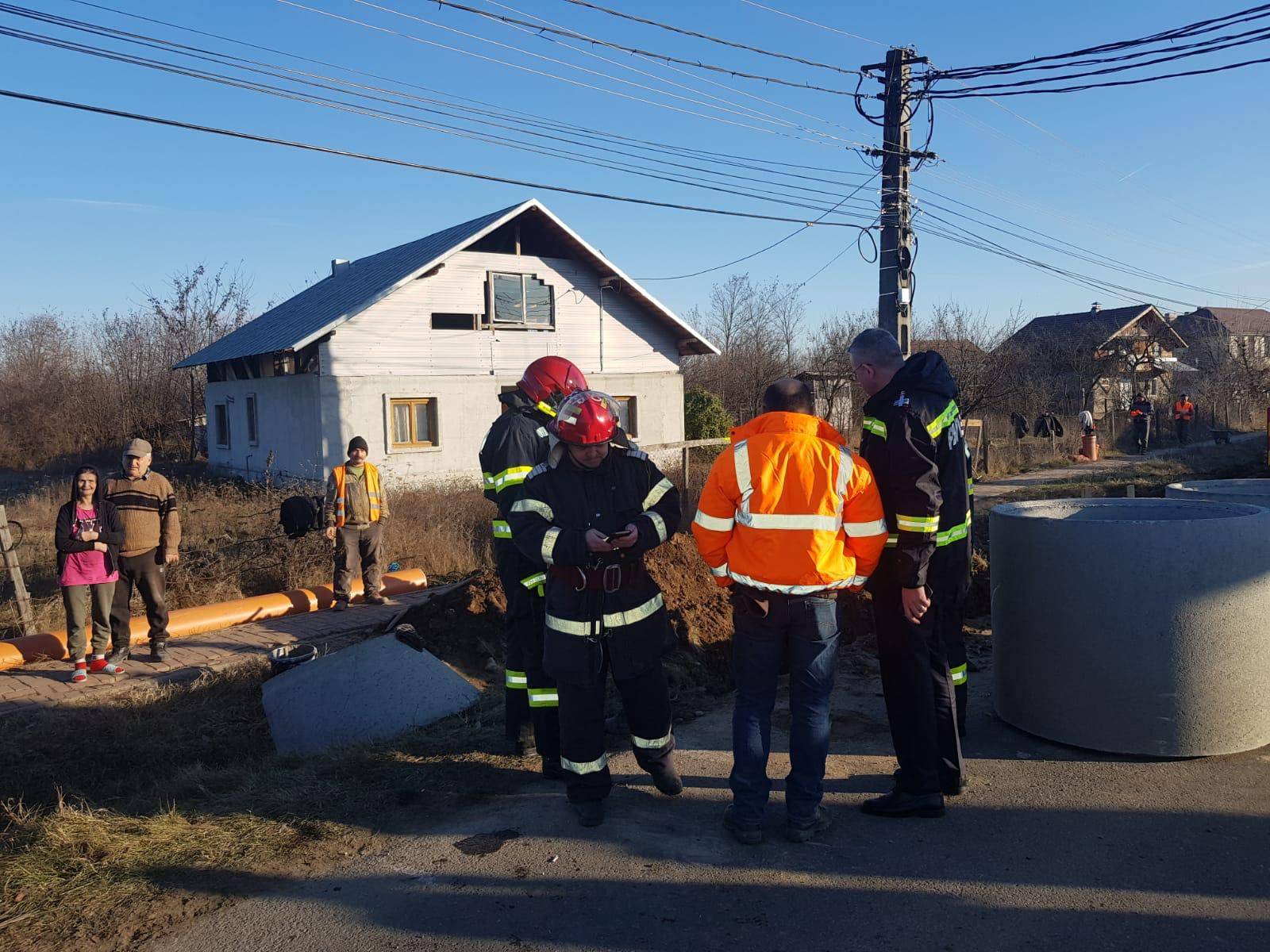 Muncitor a scăpat cu viaţă prins sub un mal de pământ la Dumbrăveşti Muncitor a scăpat cu viaţă prins sub un mal de pământ la Dumbrăveşti