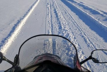 Doi copii pe un snowmobil au intrat în spital