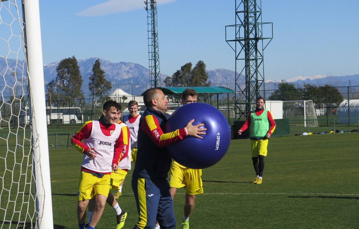 Prim cantonament în Turcia al “lupilor”, caracterizat de cifra 3: trei din trei victorii posibile, două succese cu trei goluri marcate și numai trei goluri primite în total!
