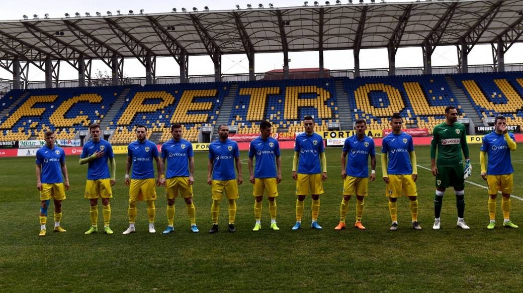 O victimă perfectă pentru un meci amical între două cantonamente, AS SR Brașov. Una peste alta, Petrolul arată cu totul altă față decât în tur! Pleacă jucători, vin jucători, se va vedea și cu ce implicații…