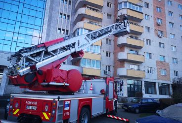 “Ţurţuri” de tencuială în pericol să cadă de pe un bloc din Ploieşti, curăţaţi de pompieri