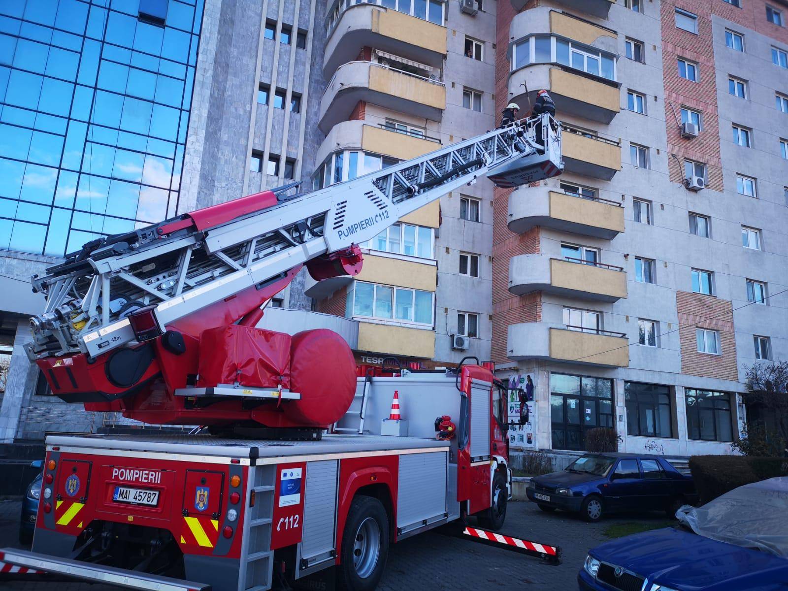 “Ţurţuri” de tencuială în pericol să cadă de pe un bloc din Ploieşti, curăţaţi de pompieri “Ţurţuri” de tencuială în pericol să cadă de pe un bloc din Ploieşti, curăţaţi de pompieri