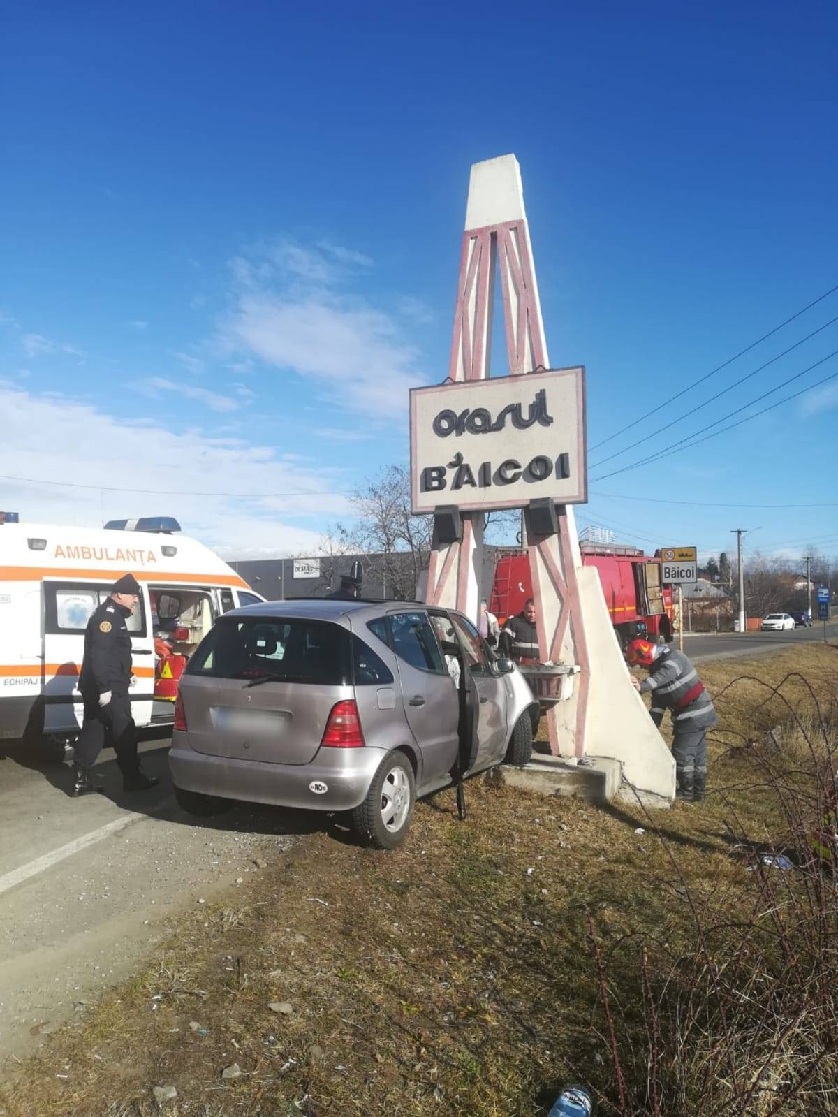Şi-a rupt maşina în indicatorul de intrare în Băicoi Şi-a rupt maşina în indicatorul de intrare în Băicoi