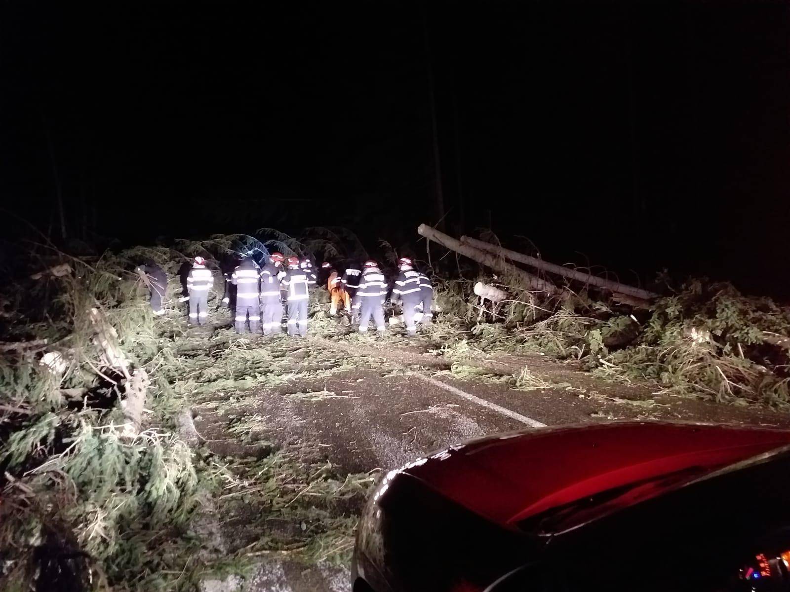 Cum a fost urgia în prima noapte de cod roşu în Prahova Cum a fost urgia în prima noapte de cod roşu în Prahova