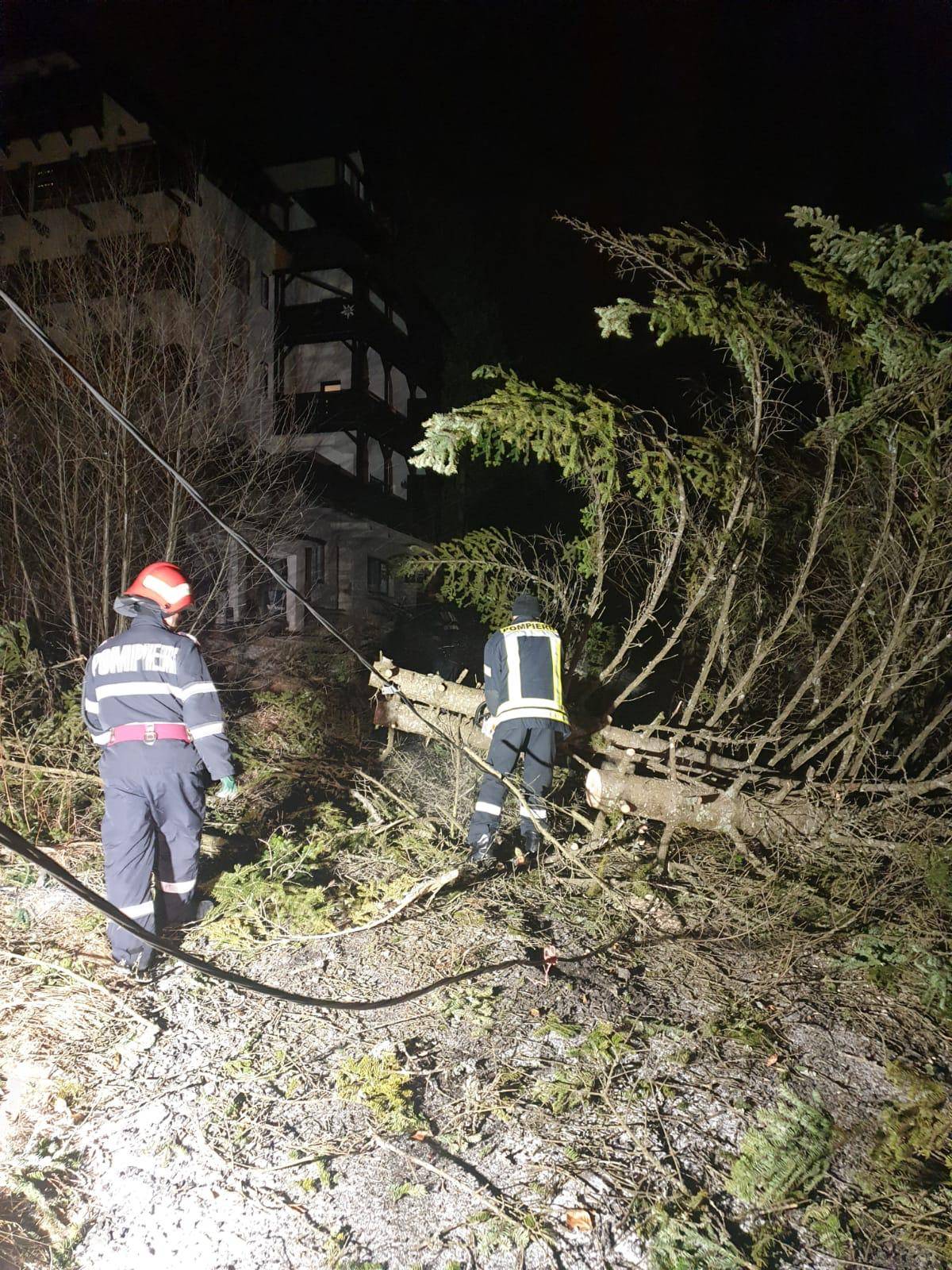 Viscolul lasă în beznă peste 12.000 consumatori, zboară acoperişuri, se închid primele şcoli şi drumuri, izbucnesc incendii, Viscolul lasă în beznă peste 12.000 consumatori, zboară acoperişuri, se închid primele şcoli şi drumuri, izbucnesc incendii,