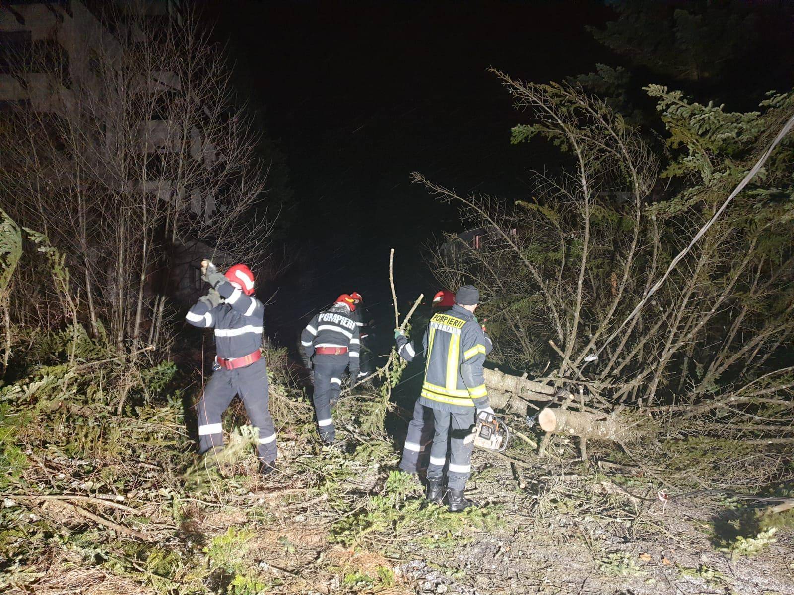 Începe prăpădul: Cod portocaliu şi roşu  de viscol în Prahova