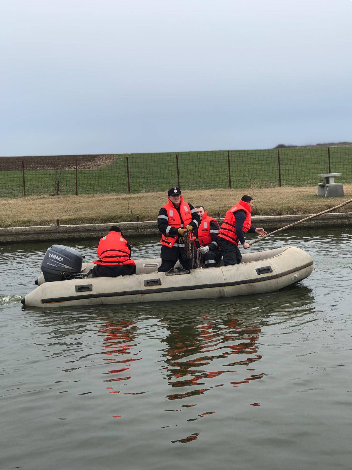Pescar dispărut la balta Sălciile, căutat de pompieri. Dimineaţă vin scafandrii Pescar dispărut la balta Sălciile, căutat de pompieri. Dimineaţă vin scafandrii