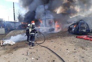 Autoutilitatră plină cu baterii de telefon a luat foc cu tot cu un centru de autoturisme dezmembrate, la Pleaşa