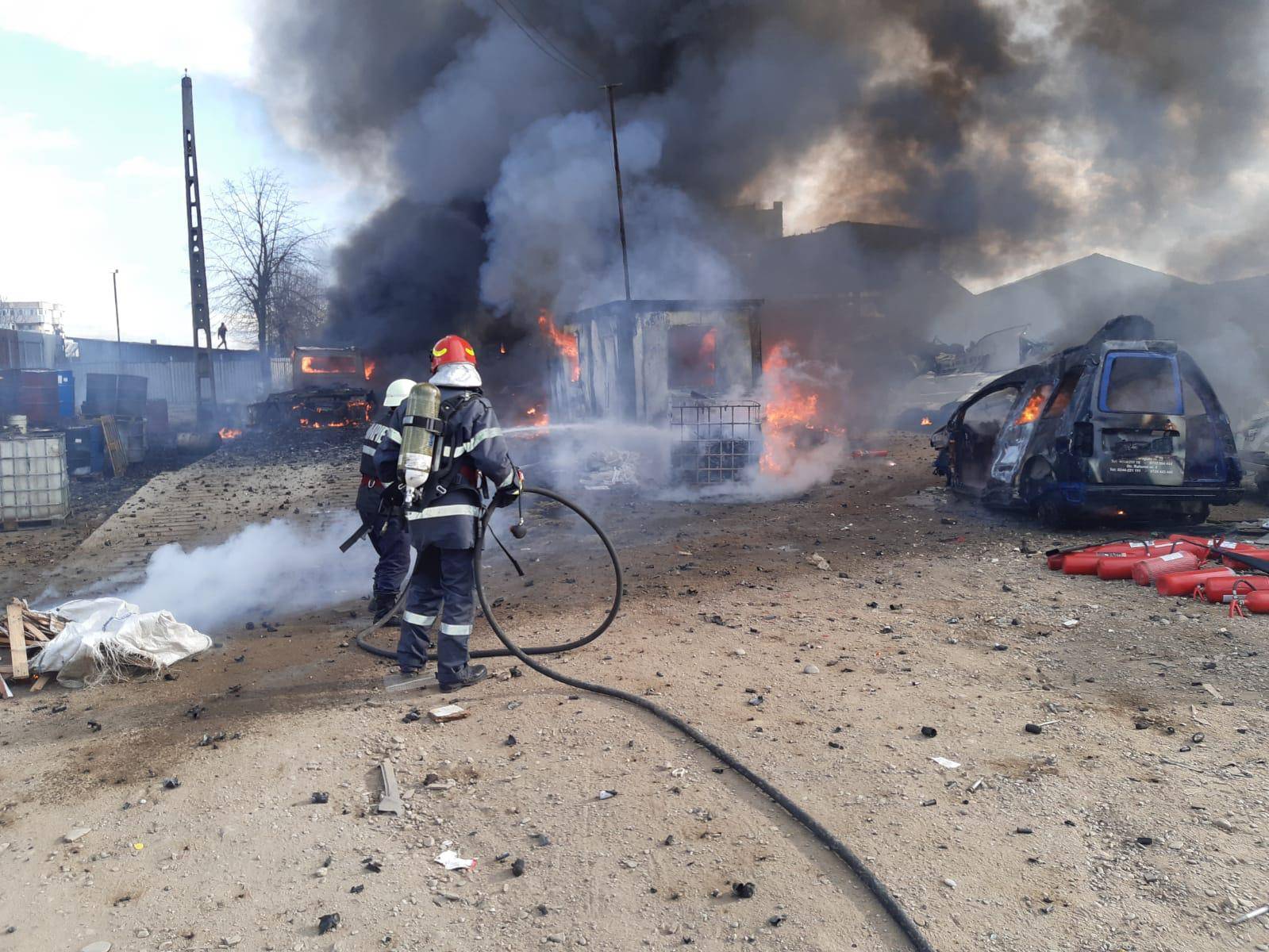 Autoutilitatră plină cu baterii de telefon a luat foc cu tot cu un centru de autoturisme dezmembrate, la Pleaşa Autoutilitatră plină cu baterii de telefon a luat foc cu tot cu un centru de autoturisme dezmembrate, la Pleaşa