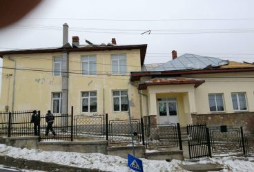 Au zburat bucăţi din acoperişurile Şcolii şi Primăriei Şotriile